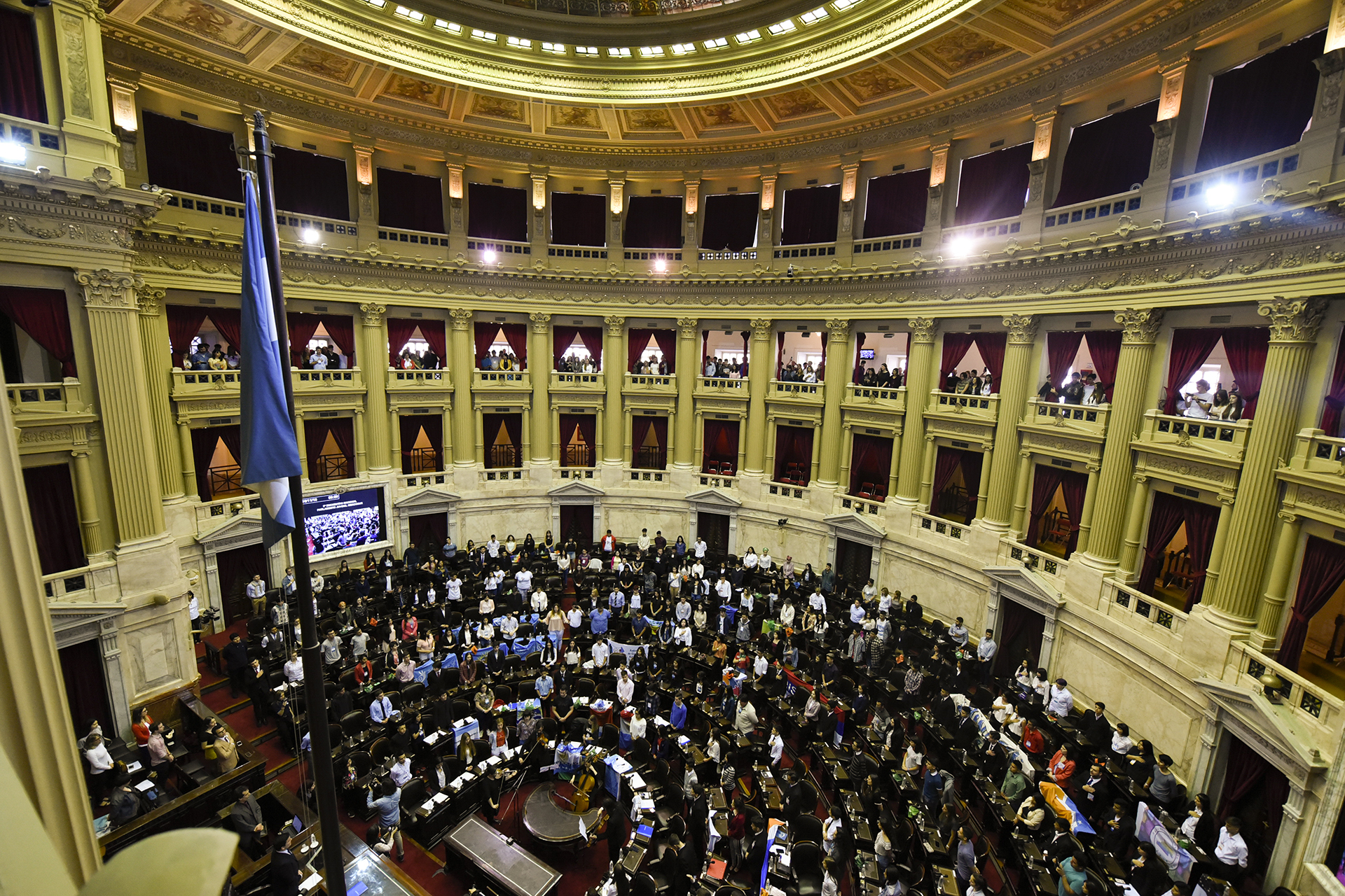 Galeria de imagenes de la noticia ESTUDIANTES SECUNDARIOS DE TODO EL PAÍS SESIONARON EN EL CONGRESO DE LA NACIÓN